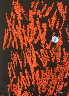 ジョアン・ミロ オリジナルエッチング 自由の自由=liberte des libertes」は、1971年に出版された。カタルーニャ出身のアーティスト達が、詩人のアラン・ジュフロワ(1928-2015)の詩集に挿絵を描いたプロジェクトだ。この本には、黒地にオリジナルのカラーリトグラフ4点とカラーエッチング1点が収められており、すべてアーティストのサインが入っている。政治的にコミットし、自由を愛する2人の男性の対話だ。1970年代、ミロは芸術の境界を越える試みをしていた。ミロはその試みで黒地に描かれたこのエッチングを作成した。古い言語や先史時代の表現をも再発見しようとするジョアン・ミロの実験的な表現だ。それは、無意識に浸透する文章、慣習、知識、規則から解放された原始的な精神と肉体の象徴だ。