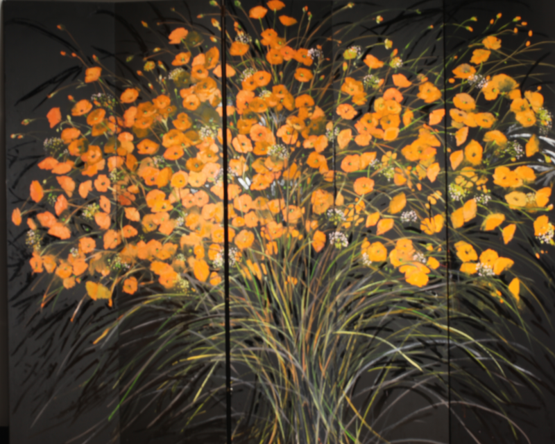 ミッシェル・アンリ 【夜のシンフォニー】 衝立180x200cm 山吹色のポピーが一面に描かれている。背景は黒。5枚のパネルがつながって衝立になっている。厳格な構図も無く、上の部分は山吹色のポピーが黒い闇の中に散らばっている。もちろん無秩序に散らばっている訳ではなく、扇状に放射するように、広がっているから全体で1つブーケとしての統一感があり、美しいハーモニーを奏でている。下の部分はその茎と思われる緑の線が幾重にも交差している。壮麗な花の輪舞を見ているようだ。花弁の一枚一枚が別の花弁と対峙調和して花弁どうしが互いを意識してバランスを取りながら、舞っているように見える。茎の部分も他の茎、線との絶妙なバランスで描かれている。闇の中に浮かぶ閃光のようだ。繊細で大胆な花と線の舞は和の空間とも調和する艶やかな静けさがある。動と静、色彩と闇、雅と寂が見事に調和している