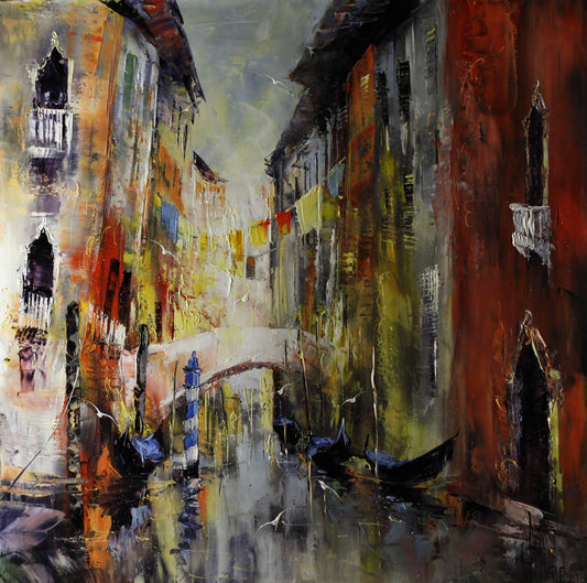 マニュエル・リュバロ 「ベニスの光り」 90x90cm 油彩 2019年制作「額付」 楽しそうな絵になっている。両側の建物は赤、オレンジ、黄色、ブルー、白と様々の色彩の目に心地よい。橋と橋の向こうの建物と左の建物の端が輝く白で描かれ、強い光を感じさせる。この絵は色彩、マチエールなどの組み合わせが楽しい抽象画と言えよう。僅かに残っている具象性がベニスの雰囲気を感じさせる。このベニスを描いた抽象画は現代人の洗練された完成にも高い満足を与える。