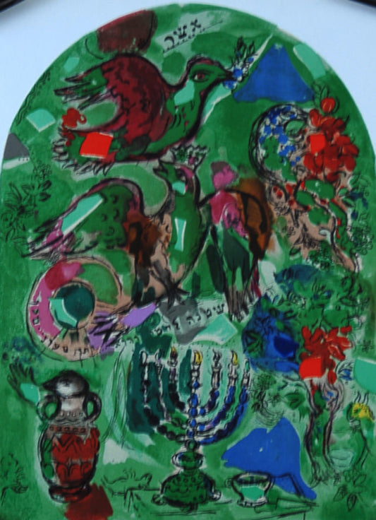 マルク・シャガール 【アシェール族 画集エルサレムウインドウより】オリジナルリトグラフ版画 【額付】 サイズ30x21cm 額サイズ50x41cm   シャガールは、絵画版画と同時に壁画や教会等のステンドグラスも制作した。1959年に、シャガールはエルサレムのユダヤ教の礼拝堂を飾る12枚のステンドグラスを制作して、その記念に1962年に14枚のオリジナルリトグラフ版画入りの画集【エルサレムウインドウ】を出版した。この画集には、教会の12ステンドグラスと同じ古代ユダヤの12族の物語の絵とそれ以外の2点のオリジナルリトグラフ版画が挿入された。本作はその画集エルサレムウインドウのオリジナルリトグラフ版画を額に入れた作品だ。作家のオリジナルリトグラフ版画の証として画集の最後のページに作家サインがいれてある。