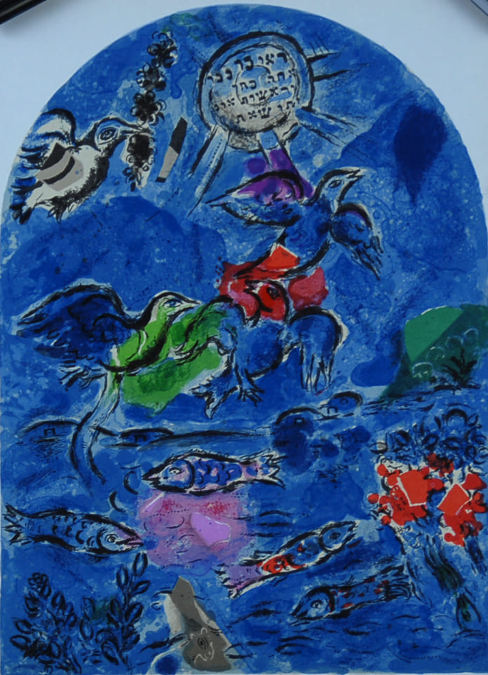 マルク・シャガール 【ルパン族 画集エルサレムウインドウより】オリジナルリトグラフ版画 【額付】 サイズ30x21cm 額サイズ50x41cm   シャガールは、絵画版画と同時に壁画や教会等のステンドグラスも制作した。1959年に、シャガールはエルサレムのユダヤ教の礼拝堂を飾る12枚のステンドグラスを制作して、その記念に1962年に14枚のオリジナルリトグラフ版画入りの画集【エルサレムウインドウ】を出版した。この画集には、教会の12ステンドグラスと同じ古代ユダヤの12族の物語の絵とそれ以外の2点のオリジナルリトグラフ版画が挿入された。本作はその画集エルサレムウインドウのオリジナルリトグラフ版画は額に入れた作品だ。