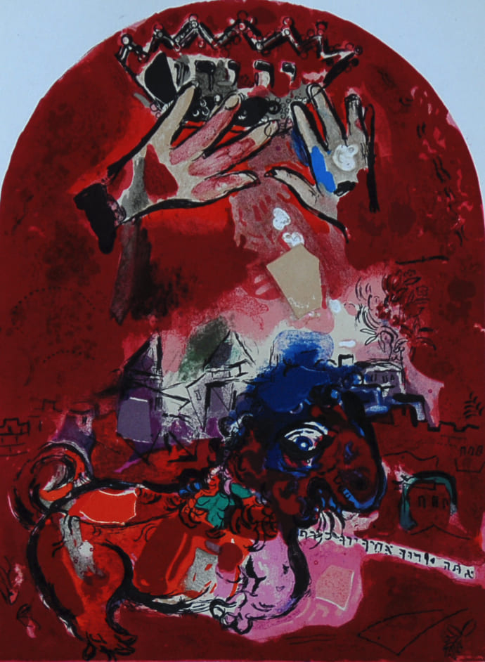 マルク・シャガール 【ユダ族 画集エルサレムウインドウより】オリジナルリトグラフ版画 【額付】 サイズ30x21cm 額サイズ50x41cm   シャガールは、絵画版画と同時に壁画や教会等のステンドグラスも制作した。1959年に、シャガールはエルサレムのユダヤ教の礼拝堂を飾る12枚のステンドグラスを制作して、その記念に1962年に14枚のオリジナルリトグラフ版画入りの画集【エルサレムウインドウ】を出版した。この画集には、教会の12ステンドグラスと同じ古代ユダヤの12族の物語の絵とそれ以外の2点のオリジナルリトグラフ版画が挿入された。本作はその画集エルサレムウインドウのオリジナルリトグラフ版画を額に入れた作品だ。作家のオリジナルリトグラフ版画の証として画集の最後のページに作家サインがいれてある。