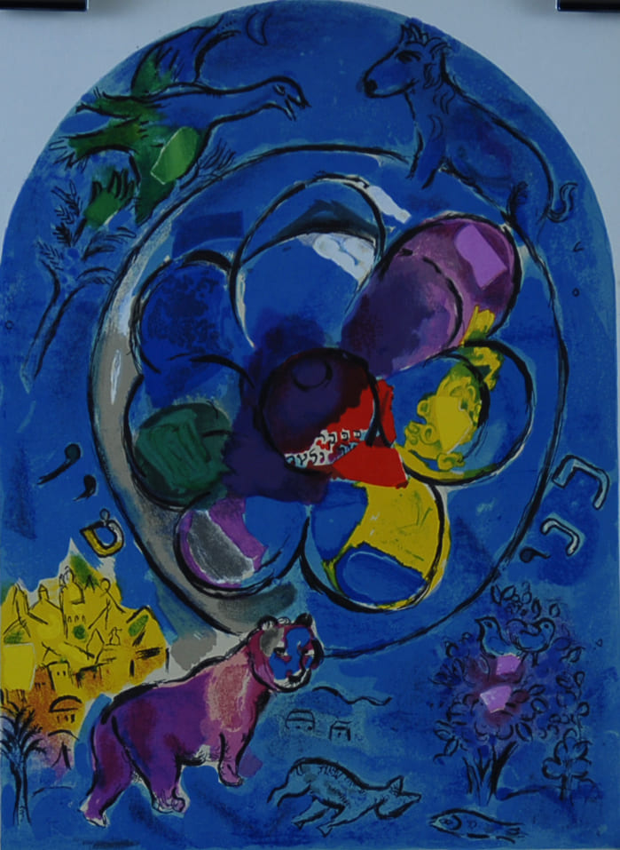 マルク・シャガール 【ベンジャミン族 画集エルサレムウインドウより】オリジナルリトグラフ版画 【額付】サイズ30x21cm 額サイズ50x41cm   シャガールは、絵画版画と同時に壁画や教会等のステンドグラスも制作した。1959年に、シャガールはエルサレムのユダヤ教の礼拝堂を飾る12枚のステンドグラスを制作して、その記念に1962年に14枚のオリジナルリトグラフ版画入りの画集【エルサレムウインドウ】を出版した。。