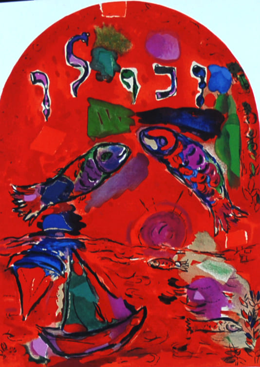 マルク・シャガール 【ザブロン族 画集エルサレムウインドウより】オリジナルリトグラフ版画 【額付】サイズ30x21cm 額サイズ50x41cm   シャガールは、絵画版画と同時に壁画や教会等のステンドグラスも制作した。1959年に、シャガールはエルサレムのユダヤ教の礼拝堂を飾る12枚のステンドグラスを制作して、その記念に1962年に14枚のオリジナルリトグラフ版画入りの画集【エルサレムウインドウ】を出版した。この画集には、教会の12ステンドグラスと同じ古代ユダヤの12族の物語の絵とそれ以外の2点のオリジナルリトグラフ版画が挿入された。本作はその画集エルサレムウインドウのオリジナルリトグラフ版画を額に入れた作品だ。作家のオリジナルリトグラフ版画の証として画集の最後のページに作家サインがいれてある。