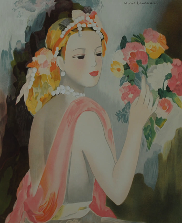 マリー・ローランサン 【花束を見つめる少女】名作リトグラフ 刷師サイン入り限定部数【額付】イメージサイズ57xmx47㎝ 額サイズ77x67㎝ 額も版画も新品  マリー・ローランサンは1893年パリに生まれ1956年パリ没。10代から画家を志しピカソやブラックなどの画家や美術評論家で詩人のアポリネールなどと交流した。キュビスムの影響を受け1912年の個展が評判を呼び画家としてのデビューを果たす。その後キュビスムとは決別して、パステルカラーで独自の清楚で華やかな女性像を描き、人気作家となる。多くの上流婦人からのを受け、彼女達の肖像画も描くと同時に、バレーやオペラの舞台装置や舞台衣装の制作も行った。タラマ・ド・ランピカと共に20世紀で最も人気を集めた女流画家である。