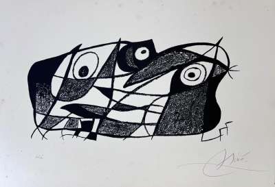 ジョアン・ミロ：フォトスコプ（Joan Miró. Fotoscop）

リトグラフ　1974年

エディション：25部
出版社：ギャラリー・ビョルジェソン（Galerie Börjeson, マルメ）
印刷所：ラ・ポリグラファ（La Poligrafa, S.A., バルセロナ）
カタログ：［Maeght 938 p.75］

紙サイズ：35.00 × 52.00 cm（13.78 × 20.47インチ）
図版サイズ：20.00 × 38.00 cm（7.87 × 14.96インチ）

作家鉛筆サイン入り
アーティストプルーフ（試作）
真作証明書付
コンディション：非常に良好

用紙：グアロ紙
軽いシミあり

《フォトスコプ》は、ジェームズ・ジョンソン・スウィーニーの文章を視覚化した作品で、
読めるものと解読不可能なものの境界をテーマとしています。

ミロはこの中で、自由な記号、変化するテクスチャー、あいまいな形態による独自の宇宙を構築しています。