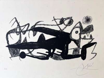 ジョアン・ミロ：フォトスコプ（Joan Miró. Fotoscop）

リトグラフ　1974年

エディション：25部
出版社：ギャラリー・ビョルジェソン（Galerie Börjeson, マルメ）
印刷所：ラ・ポリグラファ（La Poligrafa, S.A., バルセロナ）
カタログ：［Maeght 939 p.76；Cramer 210］

紙サイズ：35.00 × 52.00 cm（13.78 × 20.47インチ）
図版サイズ：20.00 × 40.00 cm（7.87 × 15.75インチ）

作家鉛筆サイン入り
アーティストプルーフ（試作）
真作証明書付
コンディション：非常に良好

用紙：グアロ紙
軽いシミあり

このモノクロ作品《フォトスコプ》において、ミロは自身の芸術語法を最大限の自由で展開しています。

対照的な効果

鮮やかなテクスチャー

あいまいな形態

どの要素も、文字通りの挿絵ではなく、視覚的自律性を主張しています。
作品は生き生きとした形態として、内的リズムと直感的なバランスによって動きを感じさせます。